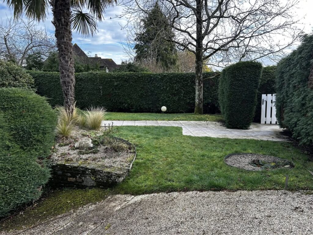 Jardin remis en état avec pelouse et allée gravier par Paysag & Nous